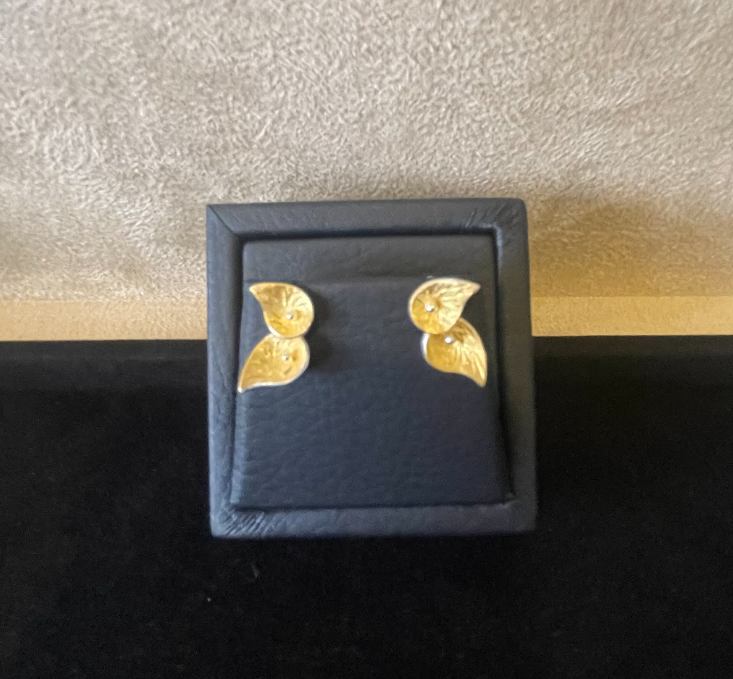 Les clous d'oreille Calla dorés