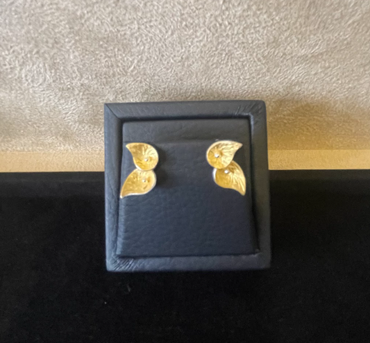 Les clous d'oreille Calla dorés
