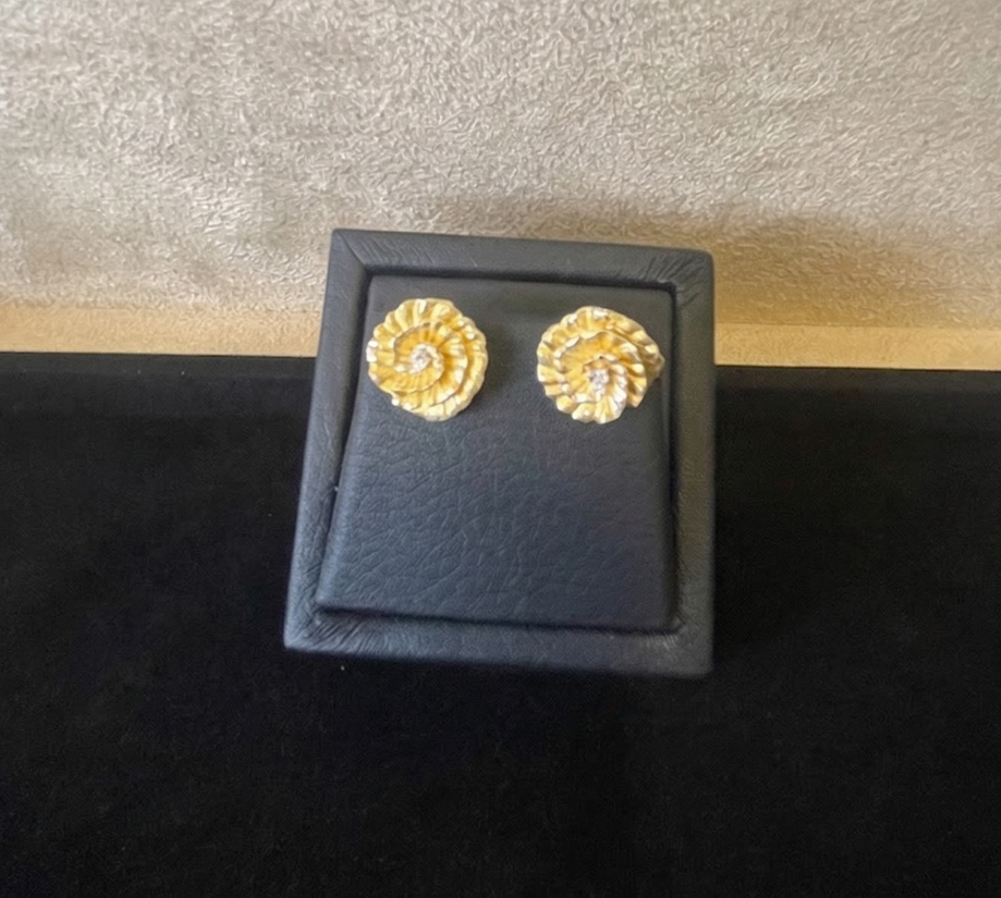 Les puces d'oreilles Synapse Swirl (plaqué or)