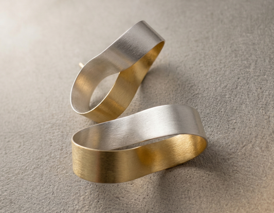 Les clous d'oreilles Sculpted Infinity Ribbon
